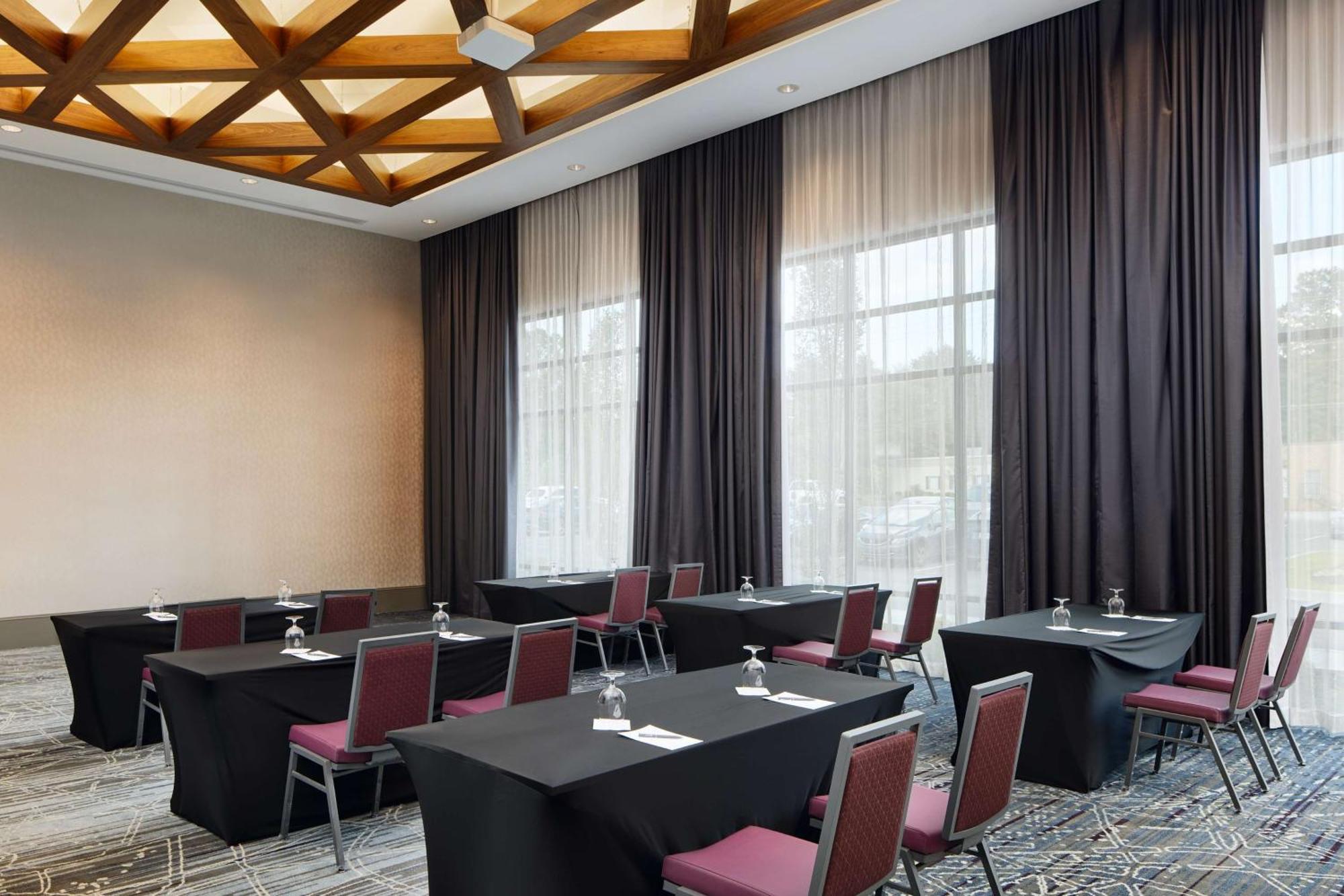 Embassy Suites By Hilton Atlanta Airport North Hapeville Exterior foto